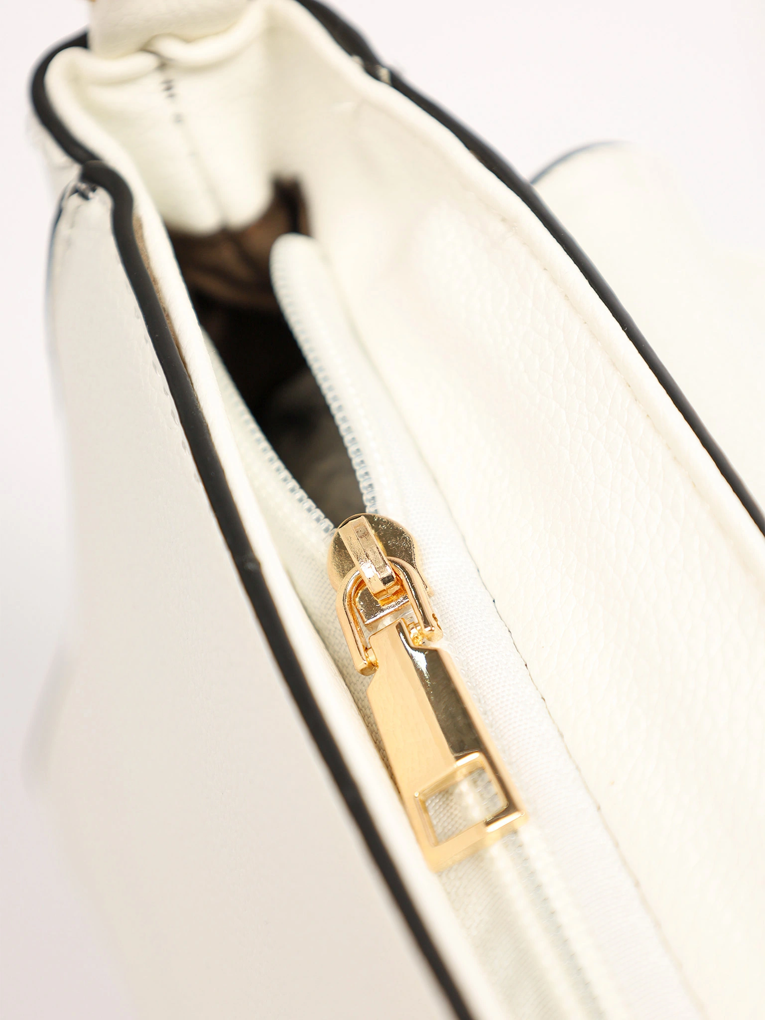 Сумка-кроссбоди с декоративной пряжкой в ассортименте